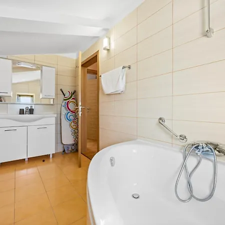 Andrea For 17 People With Private Heated Pool & Pet Friendly Near *