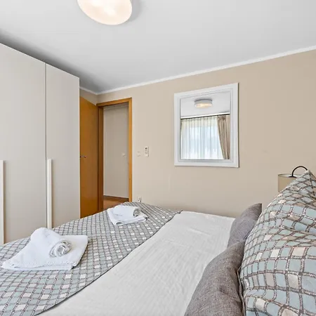 Andrea For 17 People With Private Heated Pool & Pet Friendly Near