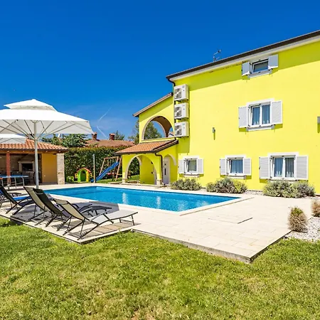 Andrea For 17 People With Private Heated Pool & Pet Friendly Near