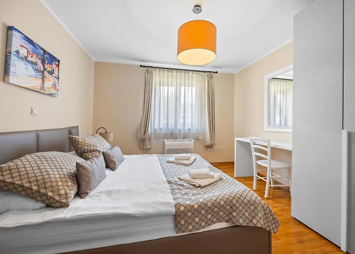 Villa Andrea For 17 People With Private 40 M2 Pool & Pet Friendly Near