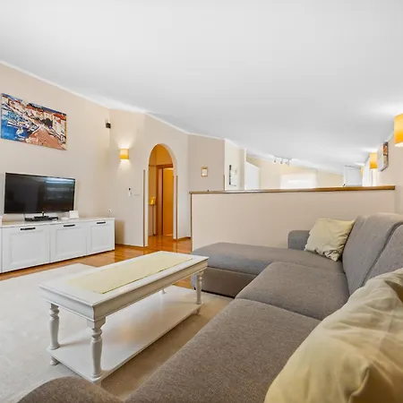 Villa Andrea For 17 People With Private Heated Pool & Pet Friendly Near *