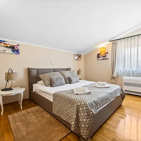 Andrea For 17 People With Private Heated Pool & Pet Friendly Near Vila