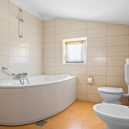 Andrea For 17 People With Private Heated Pool & Pet Friendly Near *