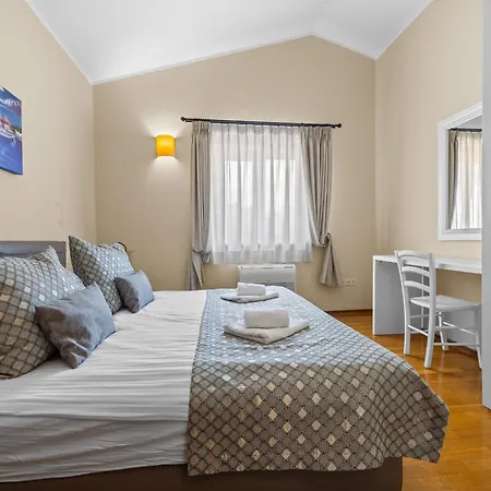 Andrea For 17 People With Private Heated Pool & Pet Friendly Near Vila Poreč