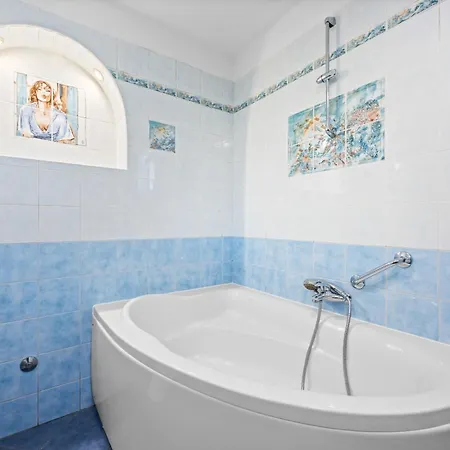 Andrea For 17 People With Private Heated Pool & Pet Friendly Near Вілла