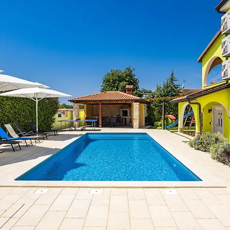 Andrea For 17 People With Private Heated Pool & Pet Friendly Near