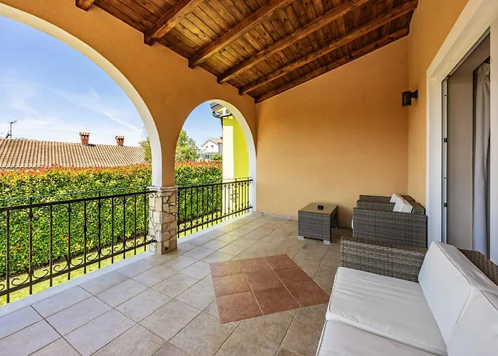 Villa Andrea For 17 People With Private 40 M2 Pool & Pet Friendly Near *